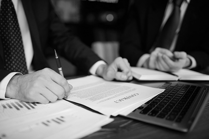 empresario-lendo-contrato-closeup